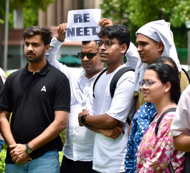 सुप्रीम कोर्ट के बाहर खड़े नीट के कुछ छात्र