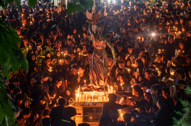 Sejumlah peserta menyalakan lilin di sekitar Patung Dewi Themis (tokoh dewi kebajikan dan keadilan dalam mitologi Yunani kuno) saat aksi solidaritas meninggalnya mahasiswa Fakultas Hukum Universitas Negeri Semarang (Unnes) Iko Juliant Junior di Unnes, Semarang, Jawa Tengah, Selasa (02/09).