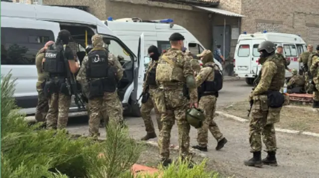 የታጠቁ ወታደሮች በእስር ቤቱ ግቢ ሲደርሱ