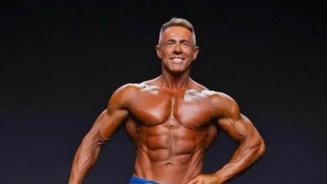 Alan Reeves con su físico descubierto