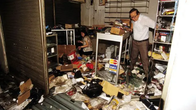 Foto bertanggal 6 Mei 1998 yang diambil di Jakarta, Indonesia