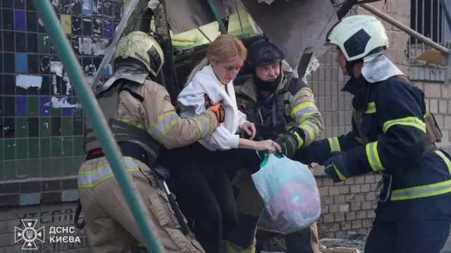 Спасатели помогают женщине