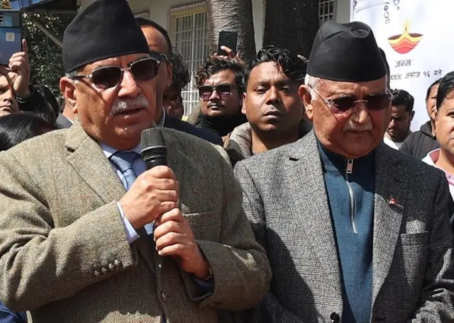 गायक भक्तराज आचार्यप्रति समवेदना व्यक्त गर्ने क्रममा प्रचण्ड र ओलीसँगै उभिएका थिए