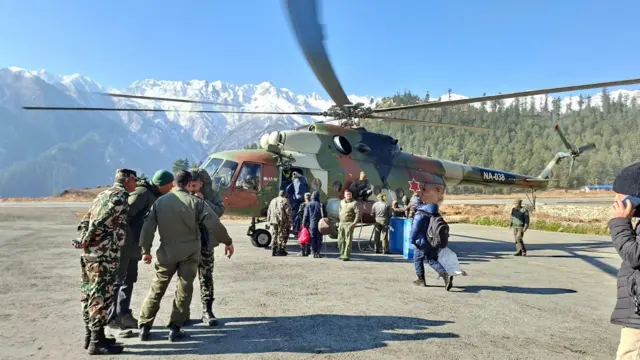 हुम्लाको नाम्खा गाउँपालिका अन्तर्गतका चार मतदान केन्द्रमा खटिने कर्मचारी, सुरक्षाकर्मी तथा निर्वाचन सामग्री बोकेको नेपाली सेनाको हेलिकोप्टर।