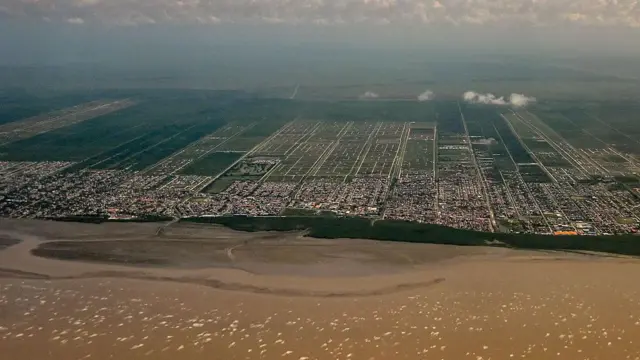 Vista aérea del Atlántico. Al fondo se aprecia la ciudad de Georgetown, capital de Guyana.