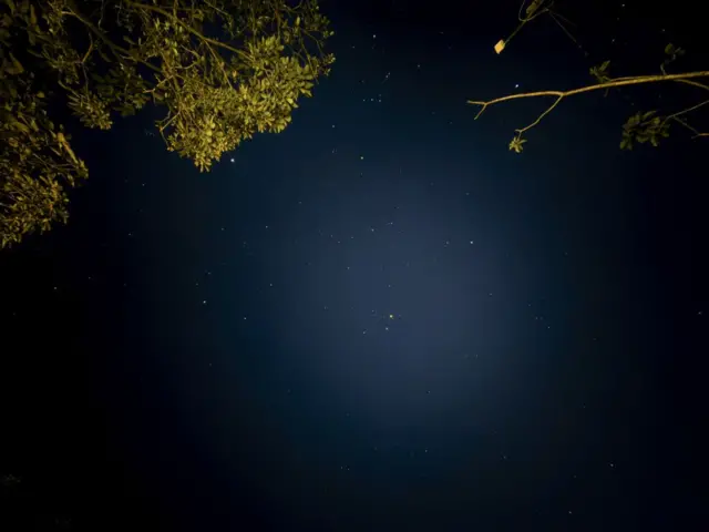 Karanlık gökyüzünde yıldızlar