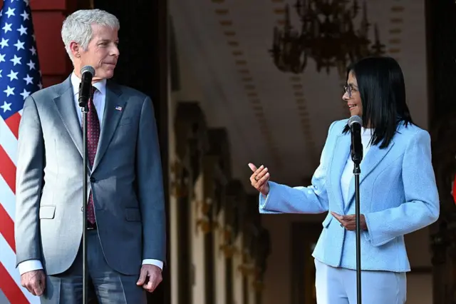 Delcy Rodríguez con el secretario de Energía de EE.UU. en una visita a Caracas.
