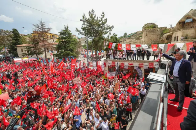 Özgür Özel, yerel ara seçimler kapsamında başlattığı Anadolu turu doğrultusunda 6 Haziran'da Nevşehir’in Ürgüp ilçesine bağlı Mustafapaşa beldesinde ve Çorum'da halka hitap etmişti 