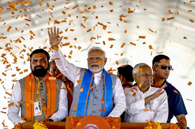 বিহার নির্বাচনের আগে জুন মাসে এক রাজনৈতিক প্রচারসভায় প্রধানমন্ত্রী নরেন্দ্র মোদীর সঙ্গে বিহারের মুখ্যমন্ত্রী নীতিশ কুমার (ডানদিক থেকে দ্বিতীয়)