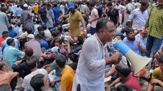 রাজনৈতিক নেতারা দলের নেতৃত্ব ও রাষ্ট্রীয় ক্ষমতা ছাড়তে চায় না অনেক দেশে।