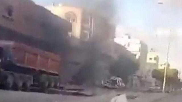 Imagen tomada de un video del lugar donde ocurrió el ataque contra un convoy de palestinos que evacuaba el norte de Gaza