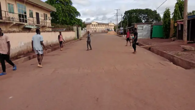 Dịka okporoụzụ tọgbọ chakoo n'ụtụtụ Mọnde a, ndị ntorobịa nọ n'ụzọ agba bọọlụ