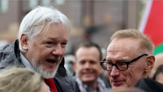 مؤسس ويكيليكس جوليان أسانج مع وزير الخارجية الأسترالي السابق بوب كار أثناء مسيرة مؤيدة للفلسطينيين في سيدني

