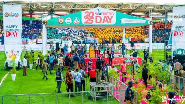 Workers gather to commemorate dia day