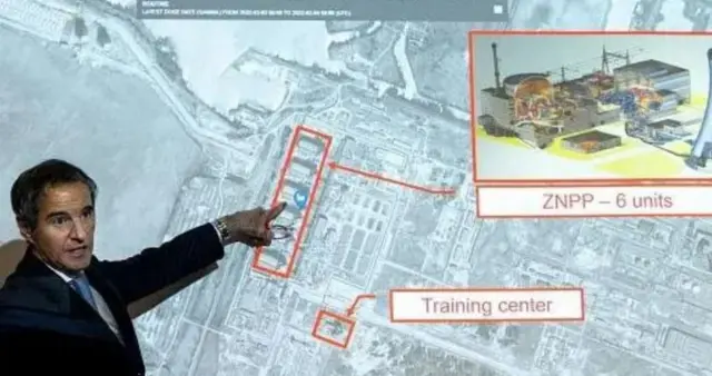 Гроссі показує на об'єкти на карті ЗАСЕ