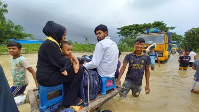 চট্টগ্রামের দোহাজারী-হাশিমপুর এলাকায় বন্যায় প্রধান সড়ক ডুবে গেছে