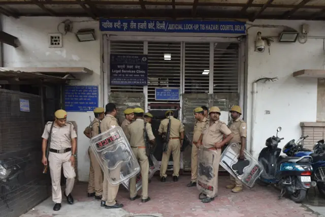 दिल्ली तीस हज़ारी कोर्ट के बाहर की तस्वीर