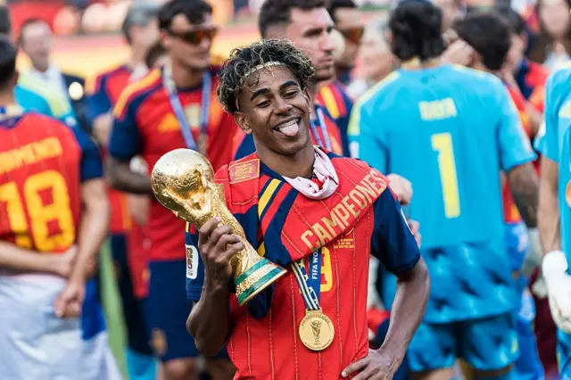 Lamine Yamal sostiene la Copa del Mundo