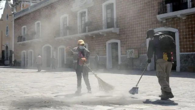 Trabalhadoresbetsbola bom de futebollimpezabetsbola bom de futebolPuebla varrendo cinzas vulcânicas das ruas