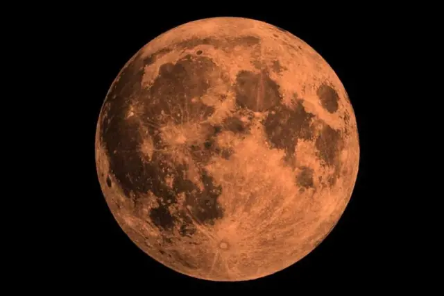 La superluna vista desde Gales, Reino Unido.