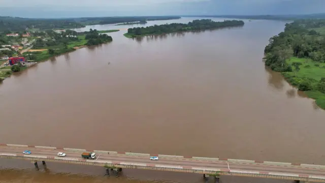 Une photo prise par un drone montre des véhicules traversant un pont sur le vaste fleuve Ogooué à Lambaréné, au Gabon - 8 avril 2025.