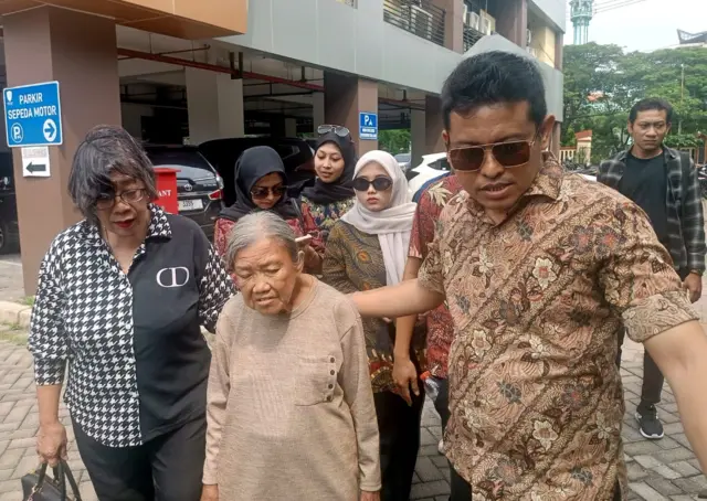 Elisa Widjajanti (depan tengah), didampingi Maria Sudarsini dan Wellem Mintarja.