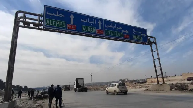 صورة لموقع بعد انفجار سيارة مفخخة ما أدى إلى مقتل 17 شخصاً على الأقل وإصابة 15 آخرين في منبج