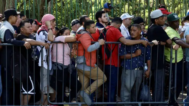 One group of men and women bin gada around one barricade!