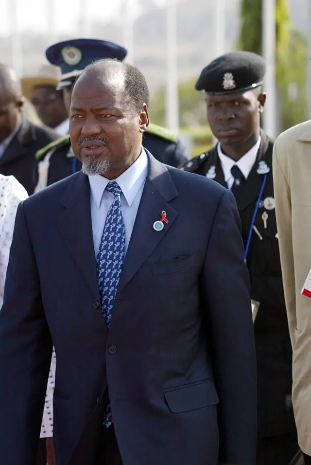 Joaquim Chissano yabaye umukuru w'igihugu ca Mozambike kuva mu 1986 gushika mu 2005 aza kuva ku butegetsi ku gushaka mu 2005.