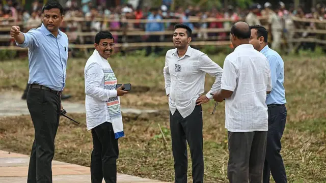 बागी नेताओं का कहना है कि अभिषेक बनर्जी ने कॉर्पोरेट-स्टाइल अनुशासन लाने की कोशिश में तृणमूल और आम जनता के बीच बड़ी दूरी पैदा कर दी