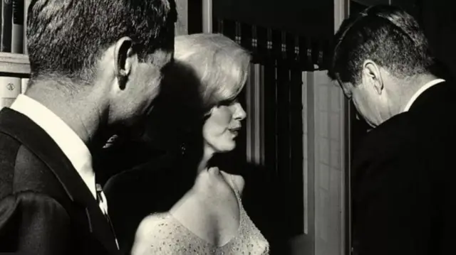 Ini adalah satu-satunya foto yang menampilkan John dan Robert Kennedy bersama Marilyn Monroe.