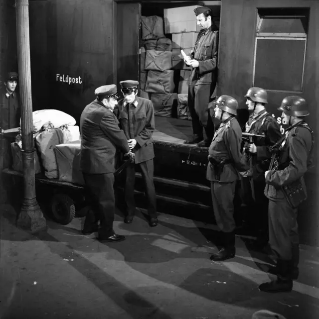 Pavle Vuisić se pojavljuje i u prvom delu Otpisanih kao Joca poštar