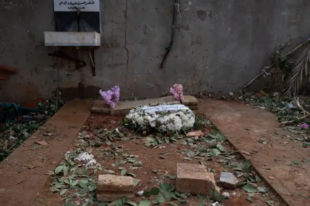 Kaburi ya muda ambapo Saeed ,Naya na Tia walikozikwa,Kaburi hili pia liliharibiwa vibaya na mabomu yaliyodondoshwa na Israel