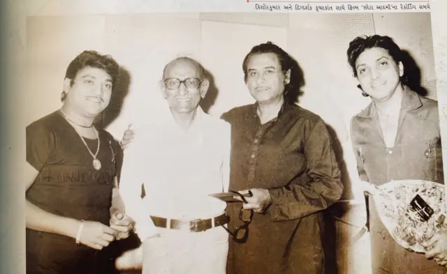 કિશોરકુમાર અને દિગ્દર્શક કૃષ્ણકાંત સાથે ફિલ્મ ‘છોટા આદમી’ના રેકૉર્ડિંગ સમયે