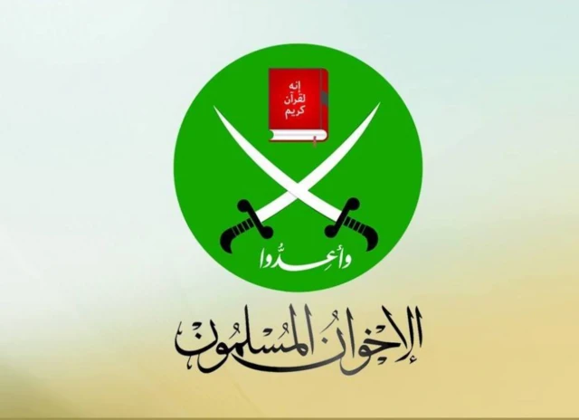 صورة تظهر شعار الإخوان المسلمين، ويظهر سيفان متقاطعان خلفية لونها أحضر ، وكتب تحتهما كلة 