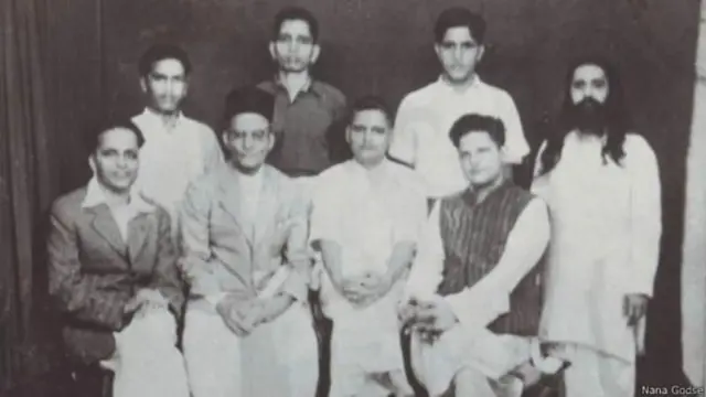 डावीकडून उजवीकडे बसलेले नाना आपटे, विनायक दामोदर सावरकर, नथूराम गोडसे, विष्णूपंत करकरे, दिगंबर बडगे, मदनलाल पाहवा (उजवीकडे उभे असलेले), गोपाळ गोडसे, शंकर किस्तय्या