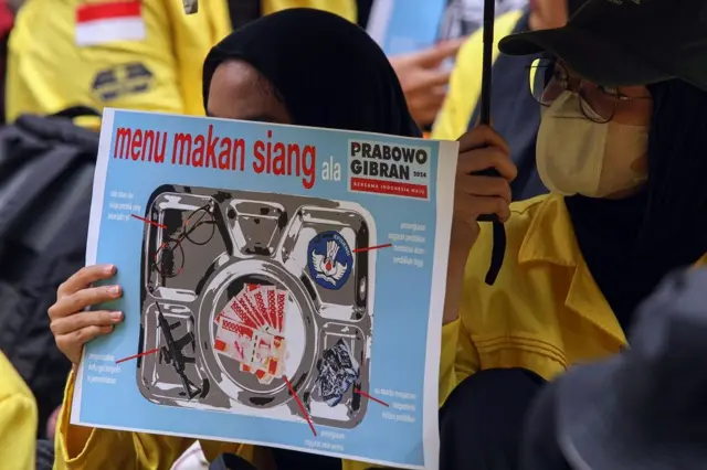 Mahasiswa Universitas Indonesia membentangkan poster saat berunjuk rasa, Senin (17/02).