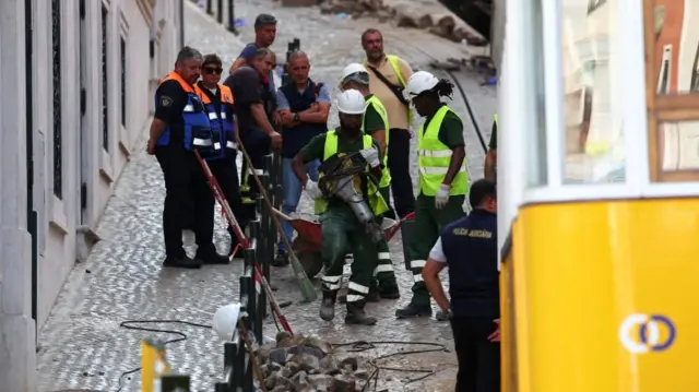 ケーブルカーの事故現場を確認する救助隊員ら