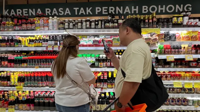 Sianna dan suaminya, Yan Pramono, tengah berbelanja sembari membuat konten