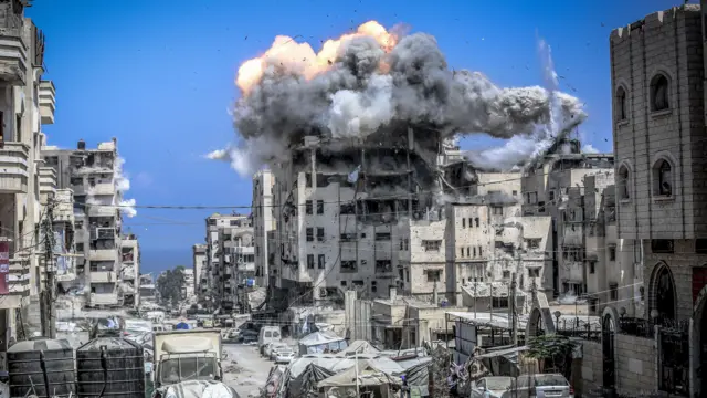 استهداف إسرائيلي لمبنى في حي النصر في وسط قطاع غزة 