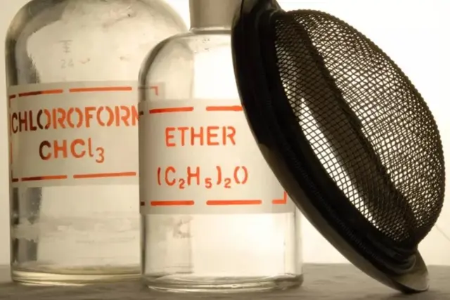 Vieux matériel d'anesthésie.