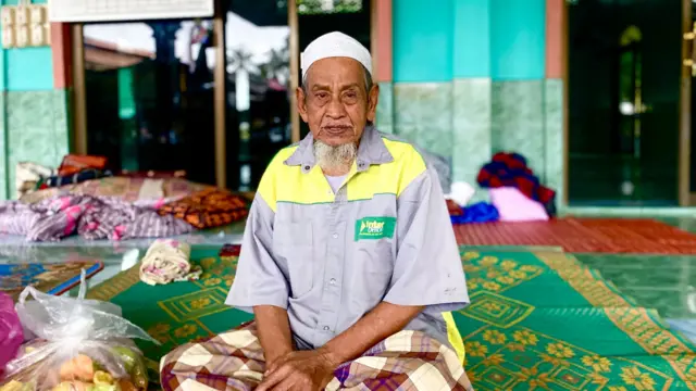 นายมูดอ สาเมาะยามา อายุ 83 ปี กับที่นอนชั่วคราวในมัสยิด