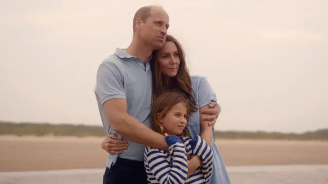 William, Kate y Charlotte abrazados mirando al horizonte