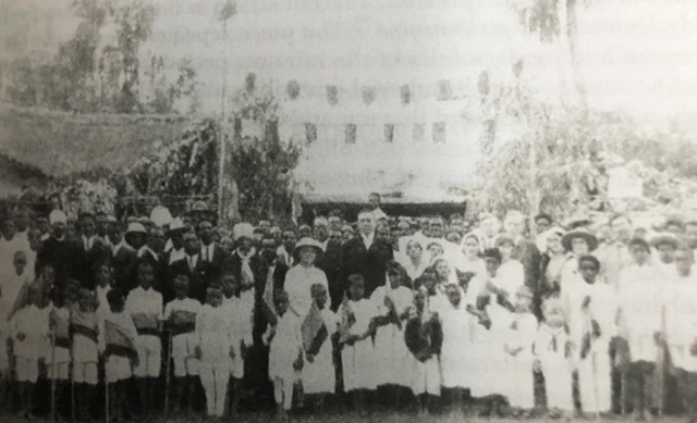 ገብረክርስቶስ ኣብ ማእከል - ብየማኖም ነቶም ፈረንጂ ይርኣዩ - ብ1931 ኣብ ኣዲስ ኣበባ (መካነ እየሱስ) ዝተላዕለ ስእሊ