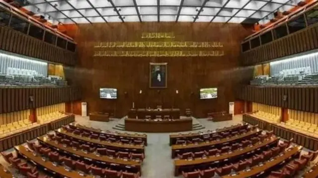 اننت امباني او رادیکا مرچنټ له واده مخکې ځايي اوسیدونکو ته د مېلمستیا ورکولو پر مهال.