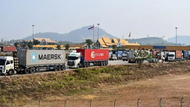 ထိုင်း-မြန်မာနယ်စပ် မြန်မာဘက်ခြမ်းမှာ တွေ့ရတဲ့ ကုန်တင်ကားတွေ (ပုံဟောင်း)