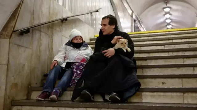 Люди во время воздушной тревоги в киевском метро 28 ноября