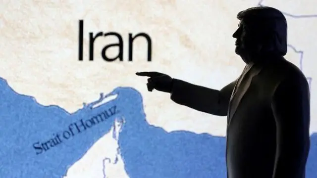 Foto ilustrasi yang memperlihatkan patung Donald Trump menunjuk peta Iran.