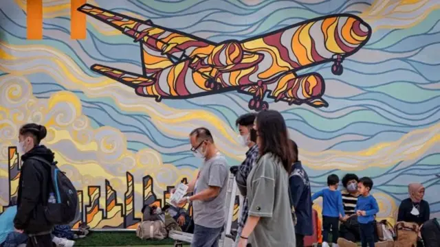 Penumpang menunggu keberangkatan di Bandara Soekarno-Hatta, Banten saat libur Lebaran Mei 2022