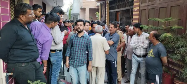 मेरठ में घटनास्थल के बाहर भारी भीड़ जमा हो गई थी.